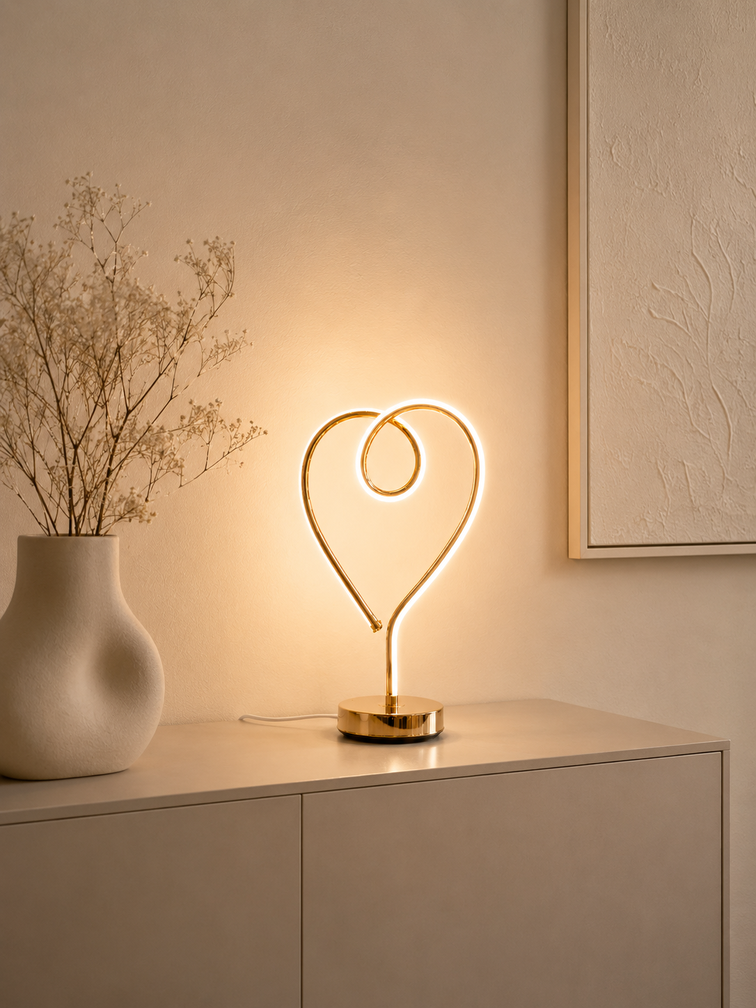 Lampe LED en forme de cœur de marque HomeDeLuxe, illuminant avec une lumière douce et décorative.