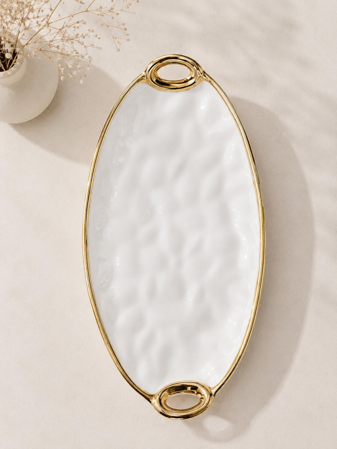 Plateau blanc avec bordure dorée de la marque HomeDeLuxe, présentation élégante pour service ou décoration.