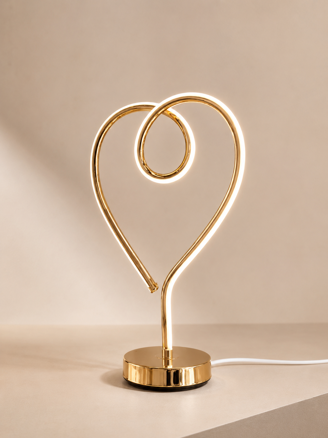 Lampe LED en forme de cœur de la marque HomeDeLuxe, illuminant avec une lumière douce et chaleureuse.
