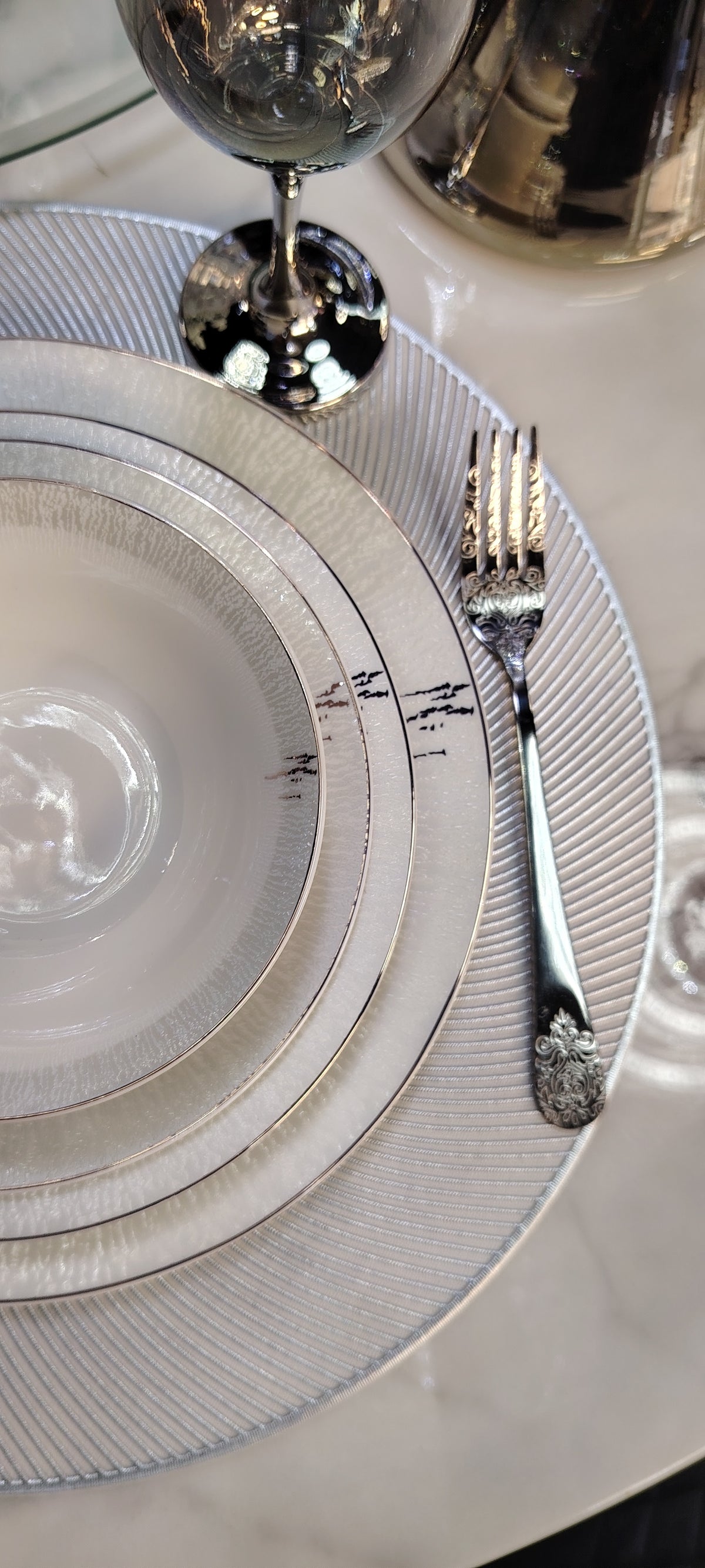 Service de table argenté Royal de 24 pièces de HomeDeLuxe, vaisselle élégante en métal brillant pour repas formels.