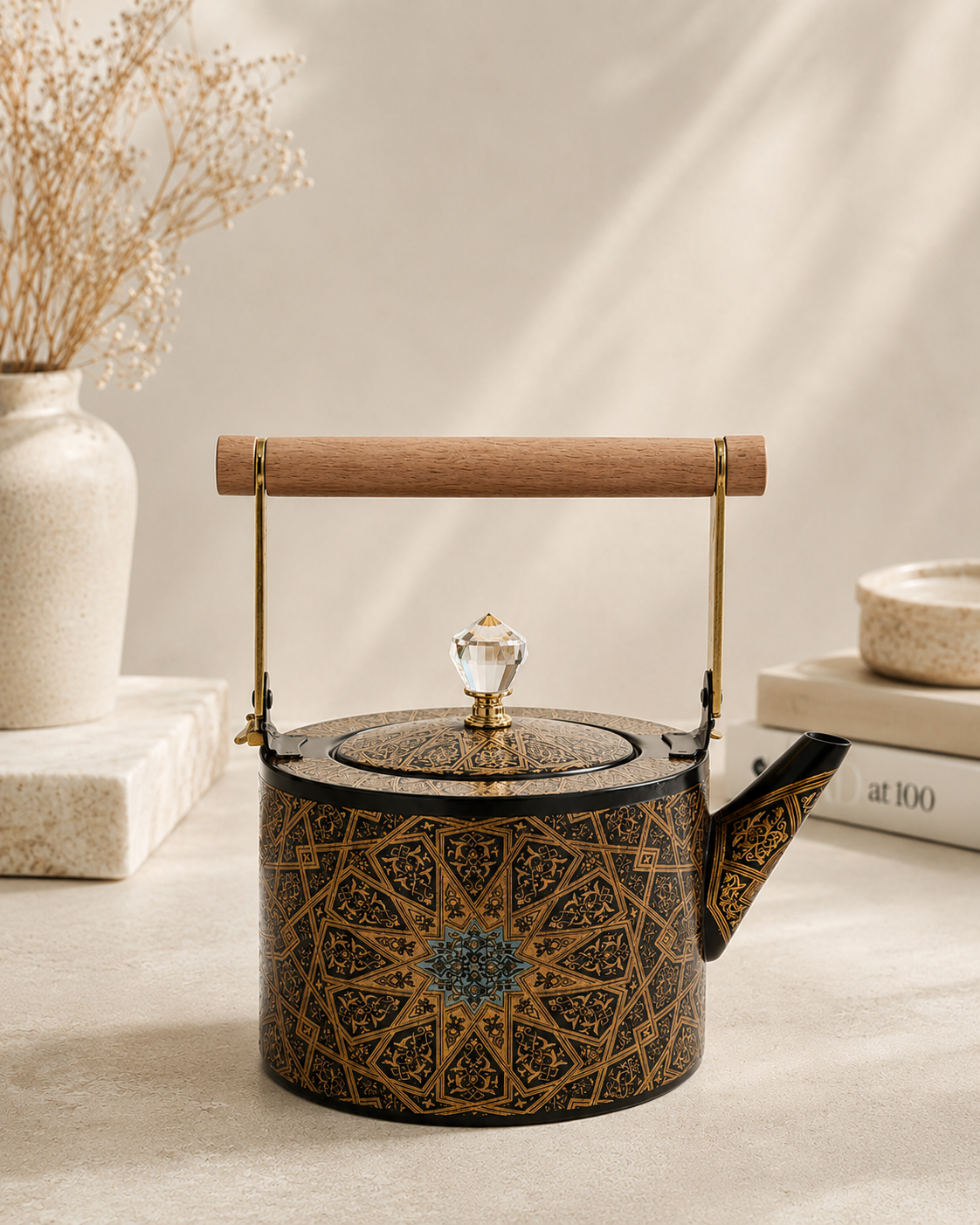 Théière noire de 1,5L de la marque HomeDeLuxe, en céramique, avec poignée et bec verseur pour infuser le thé.