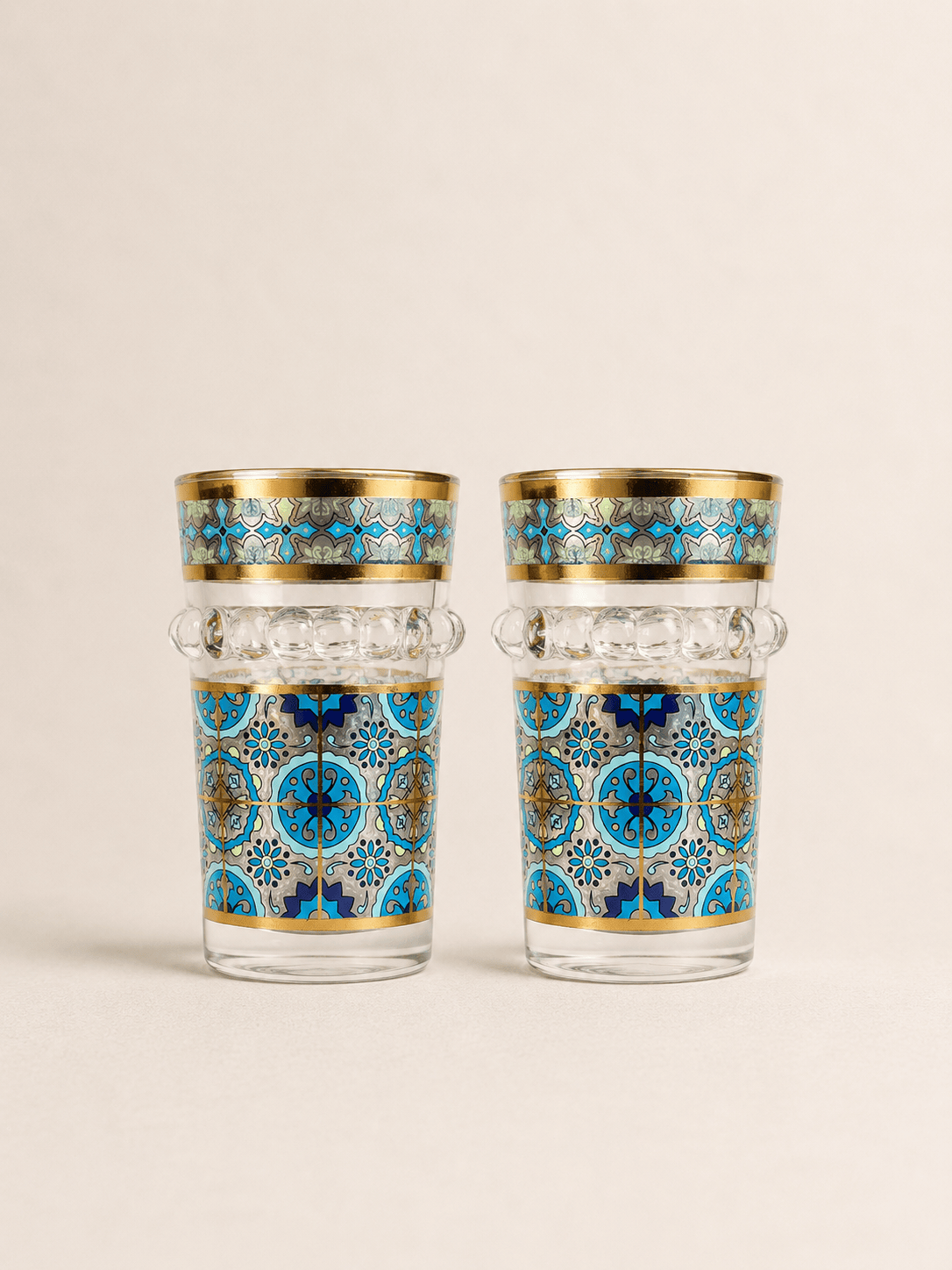 Douze verres à thé HomeDeLuxe en verre clair, élégants et traditionnels, pour servir le thé avec style.