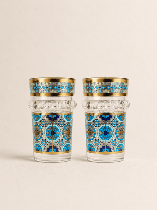 Douze verres à thé HomeDeLuxe en verre clair, élégants et traditionnels, pour servir le thé avec style.