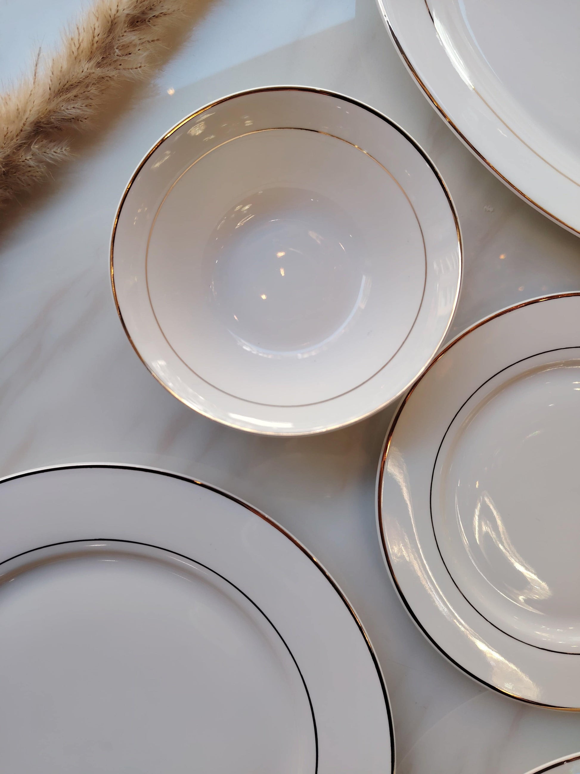 Service de table HomeDeLuxe avec liseré doré, élégant et décoratif, idéal pour une présentation raffinée.
