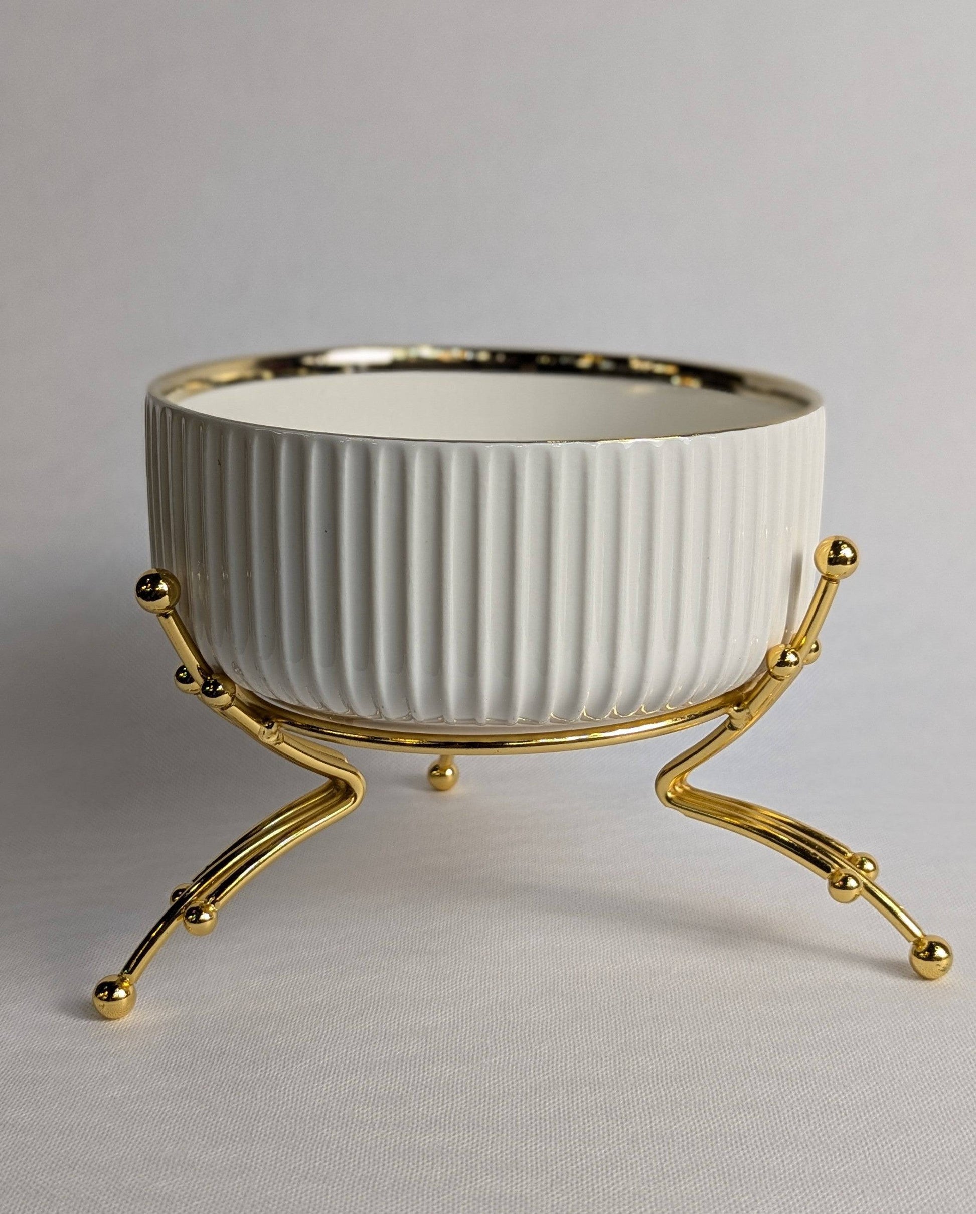 Présentoir avec support doré de la marque HomeDeLuxe, élégant et moderne, idéal pour mettre en valeur des objets ou produits.