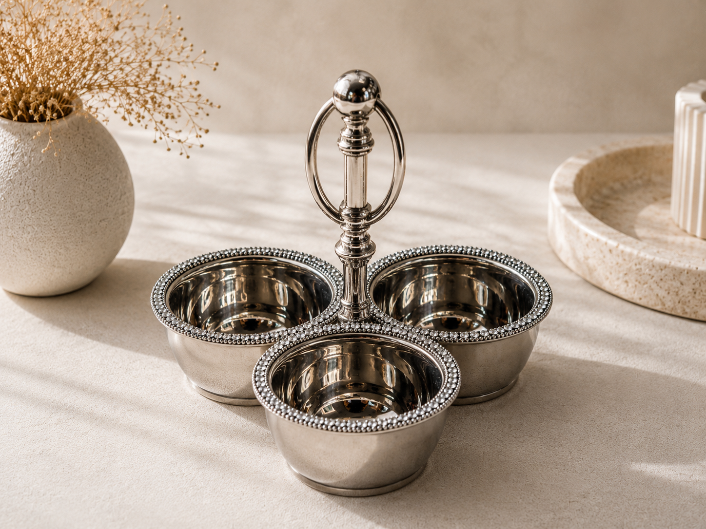 Présentoir trio argenté de HomeDeLuxe avec trois niveaux pour exposer bijoux ou accessoires, design élégant et moderne.