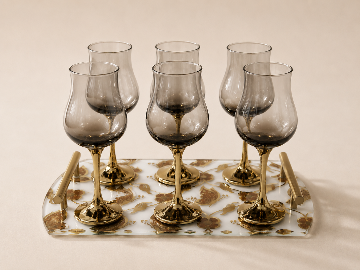 Six verres à pied HomeDeLuxe avec plateau papillon en verre élégant, parfaits pour les occasions spéciales.