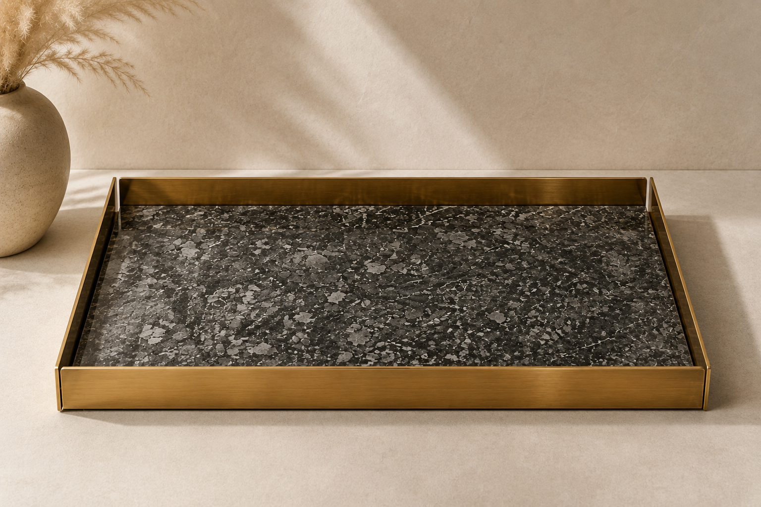 Plateau en marbre noir de la marque HomeDeLuxe, surface lisse et élégante, idéal pour la présentation ou le service.