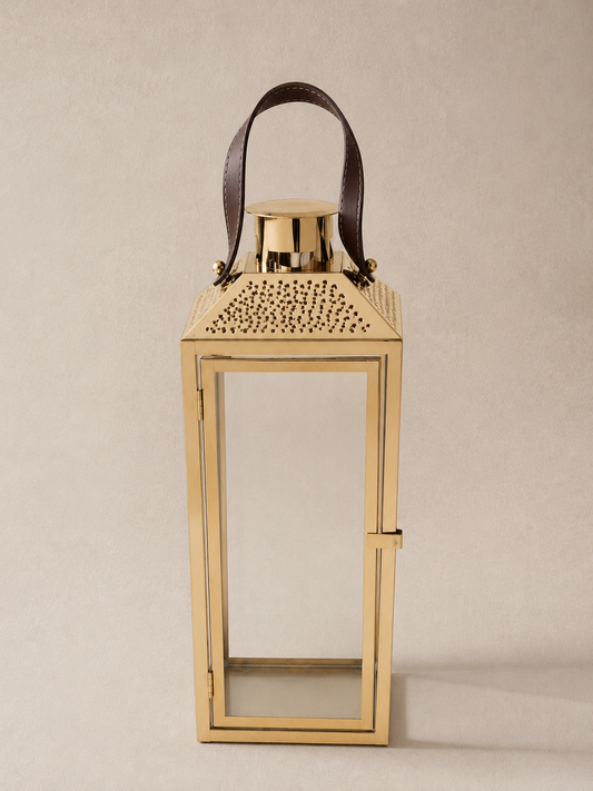 Lanterne dorée en cuir de la marque HomeDeLuxe, avec poignée élégante et design sophistiqué, idéale pour la décoration intérieure.