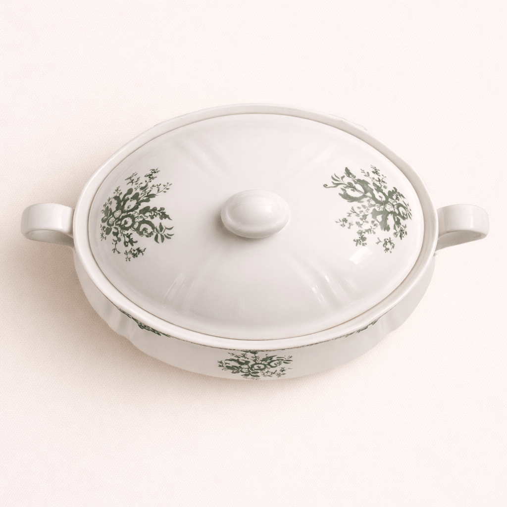 Soupière vintage verte de la marque HomeDeLuxe, en céramique avec décoration élégante, vue de face sur fond neutre.