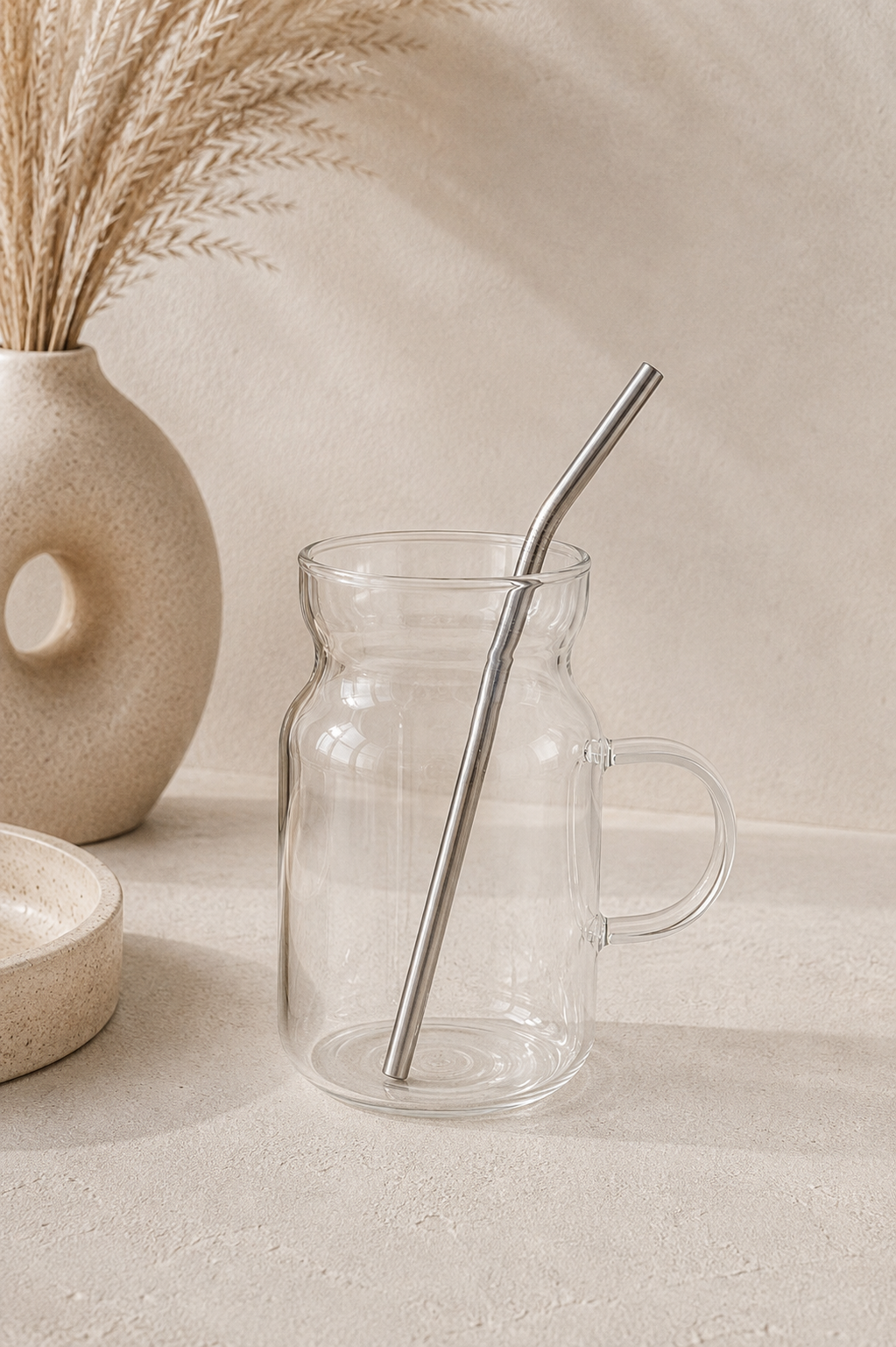 Duo de verres transparents en verre avec quatre pailles en inox pour boissons rafraîchissantes, par HomeDeLuxe.