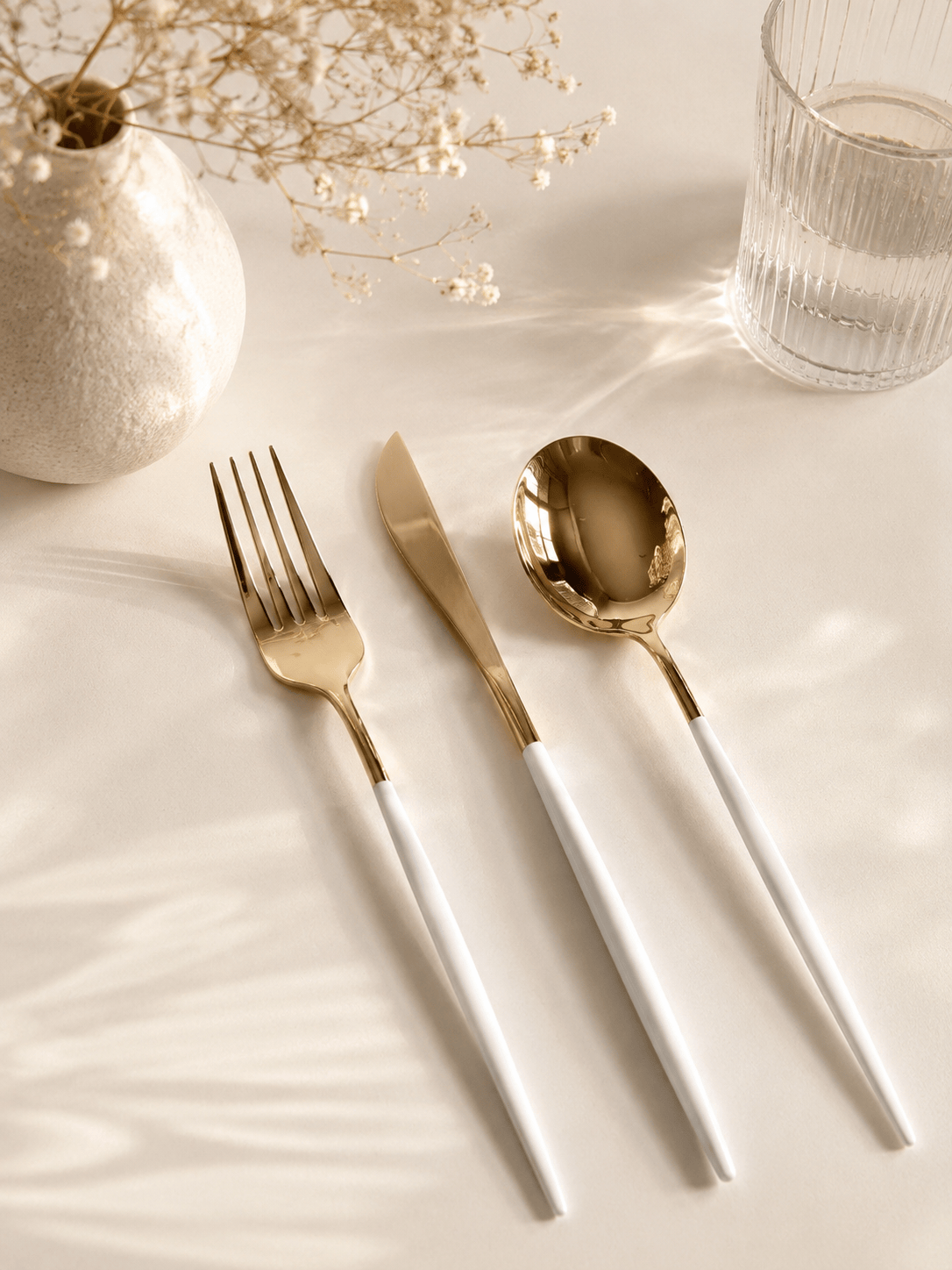 Set de couverts Ménagère 24 pièces blanc HomeDeLuxe avec fourchettes, couteaux, cuillères et petites cuillères.