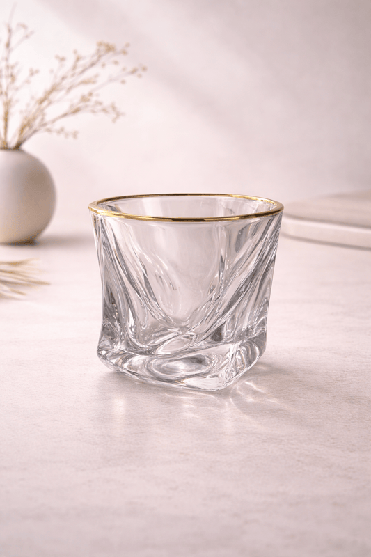 Verres à cocktail twist dorés de la marque HomeDeLuxe, avec finition élégante et design moderne.
