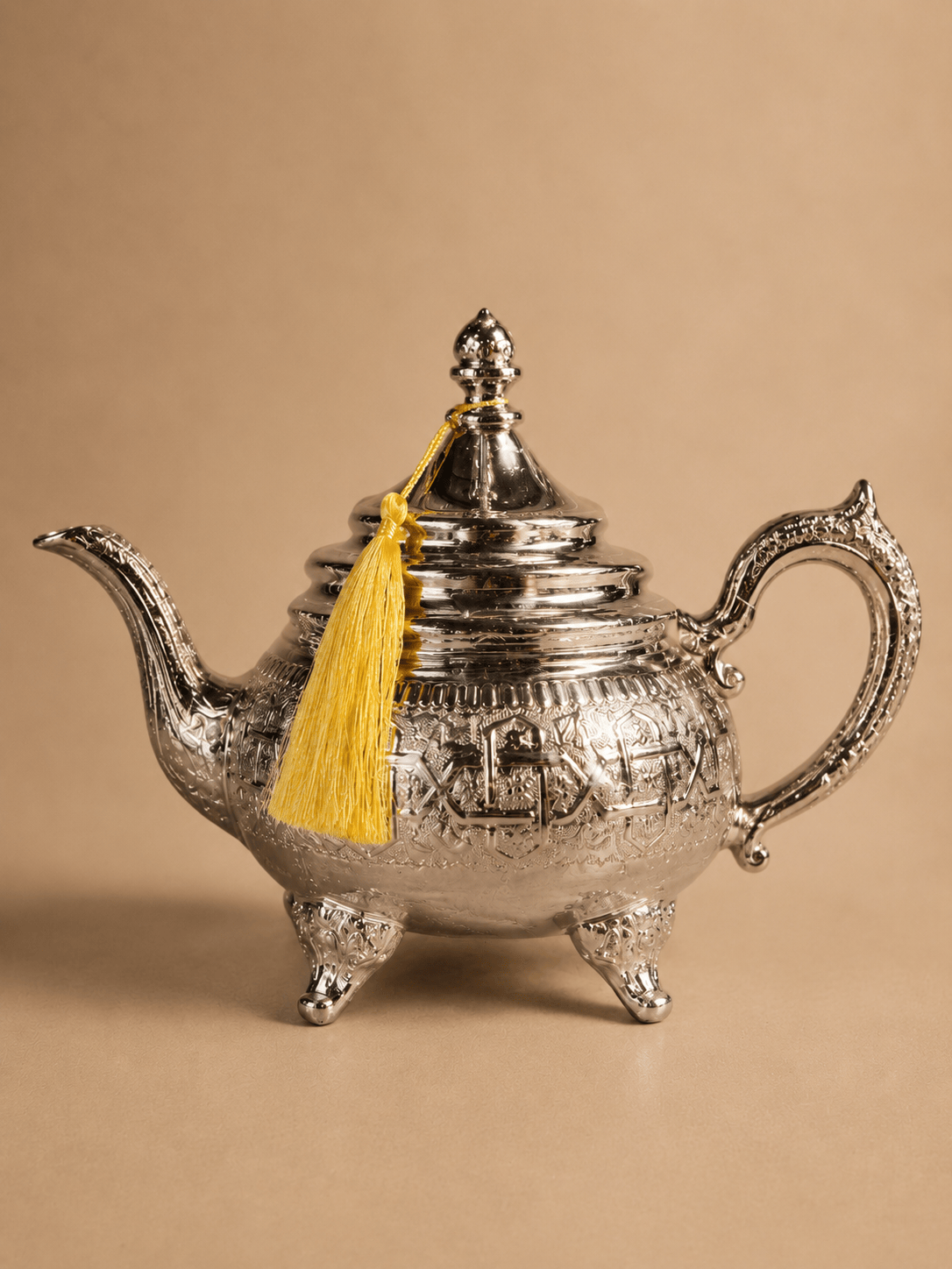 Théière artisanale Soleil de Fès de la marque HomeDeLuxe, en céramique avec motif ornemental, vue de face.