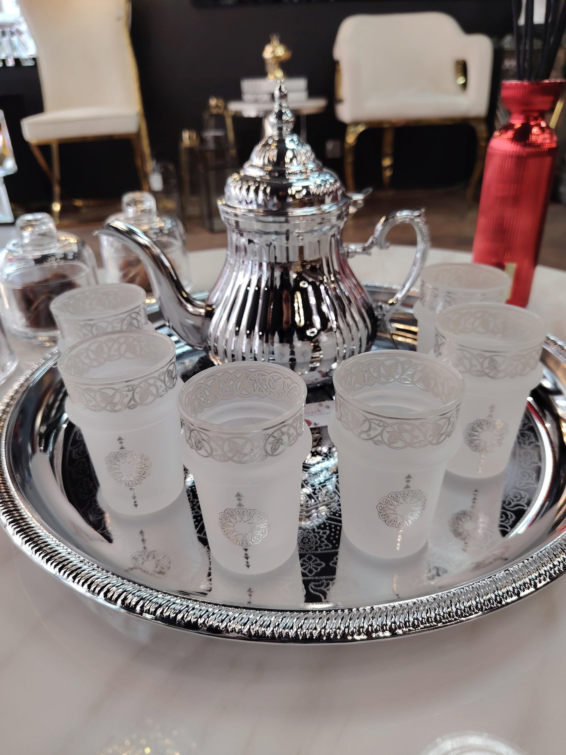 Douze verres à thé en argent massif de la marque HomeDeLuxe, avec un design élégant et sophistiqué.