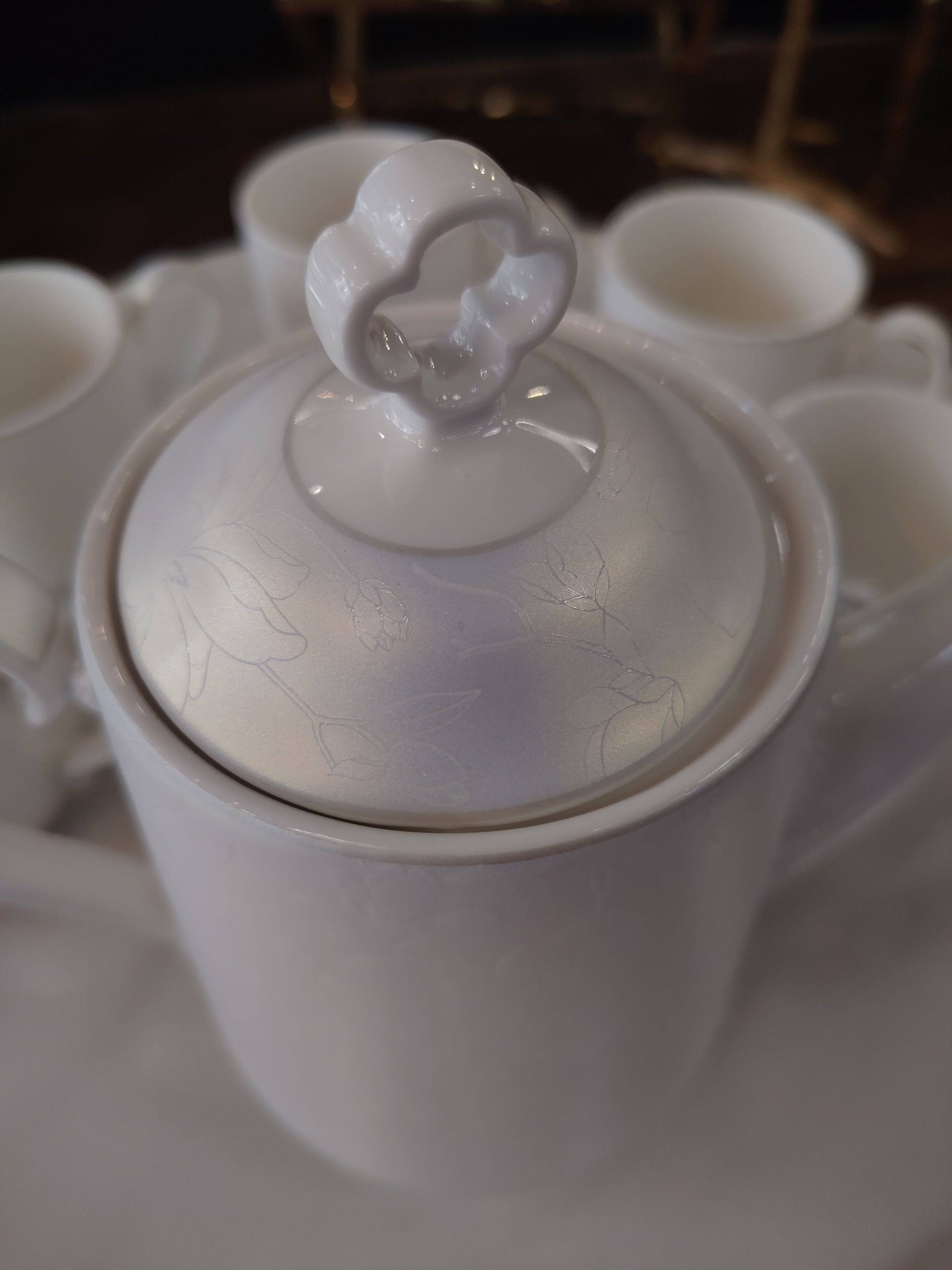 Service à thé et café irisé HomeDeLuxe avec tasses et plateau élégants, finition brillante et motif coloré.