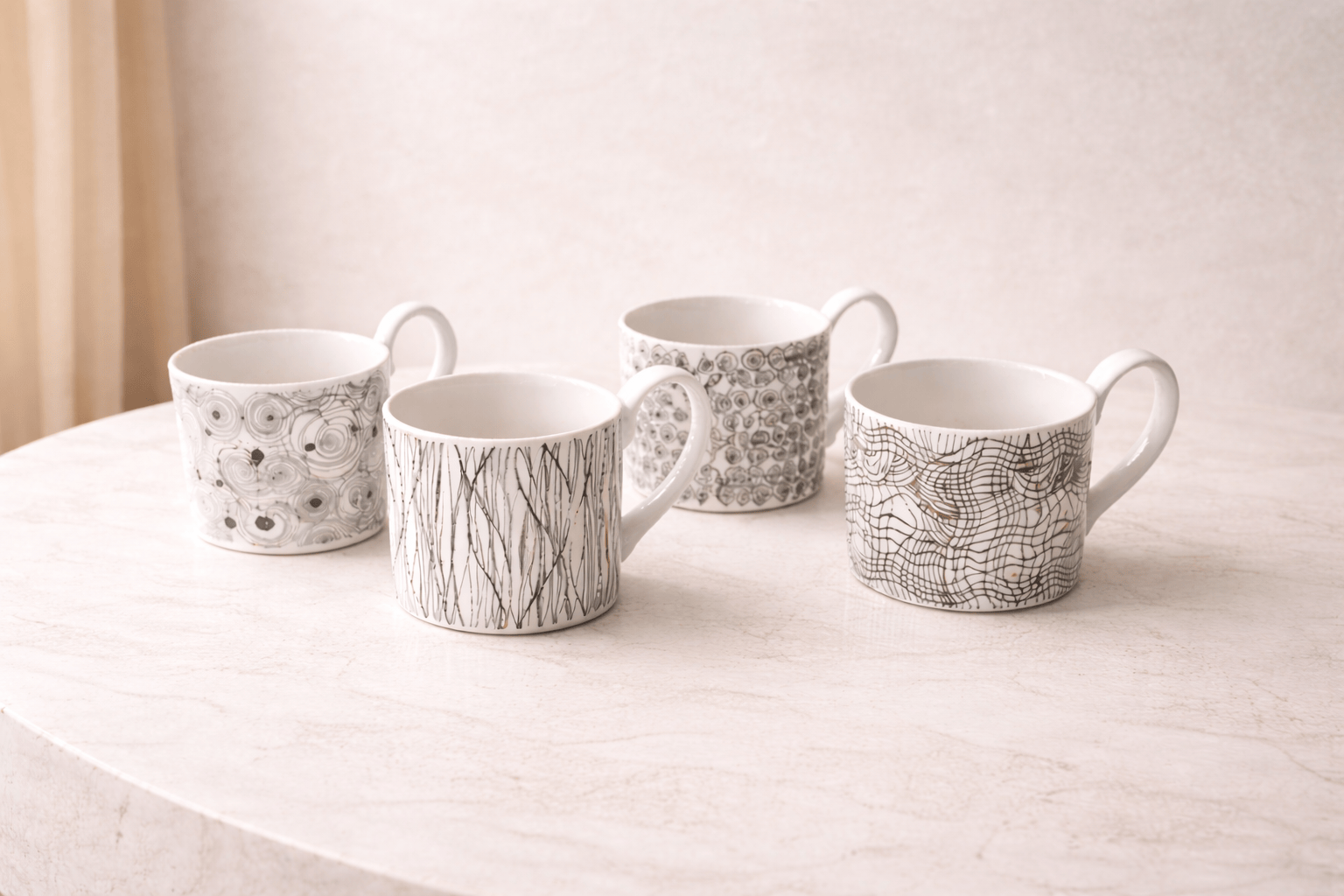 Lot de tasses graphiques HomeDeLuxe avec designs modernes, en céramique, parfaites pour le café ou le thé.