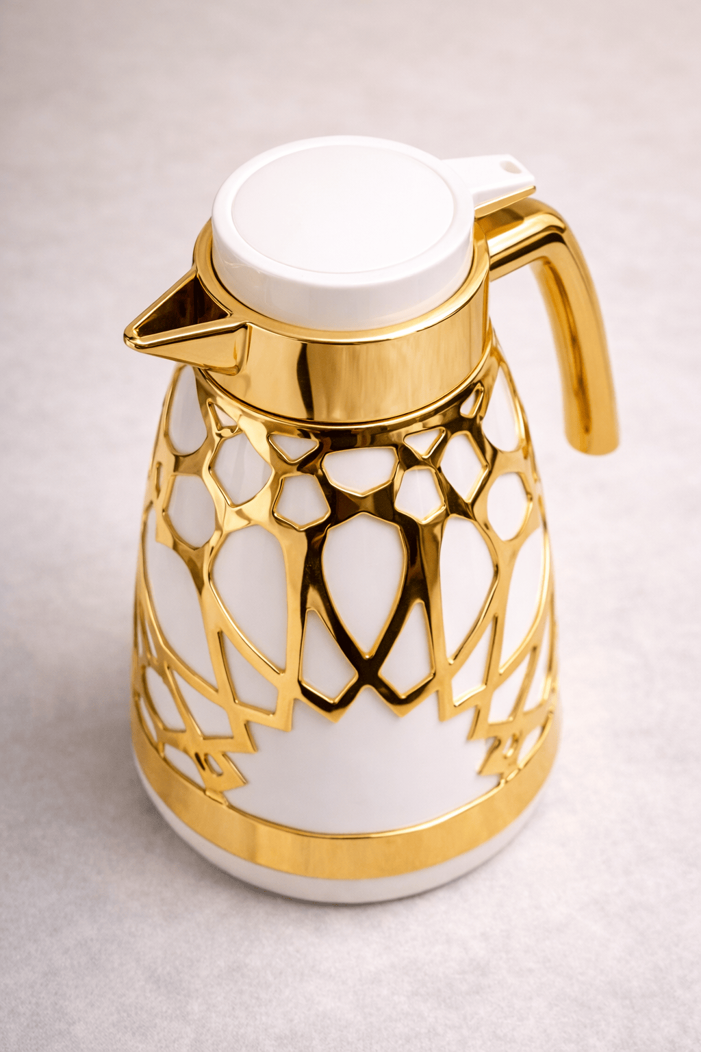 Thermos doré et blanc de la marque HomeDeLuxe, avec finition élégante, conçu pour garder boissons chaudes ou froides.