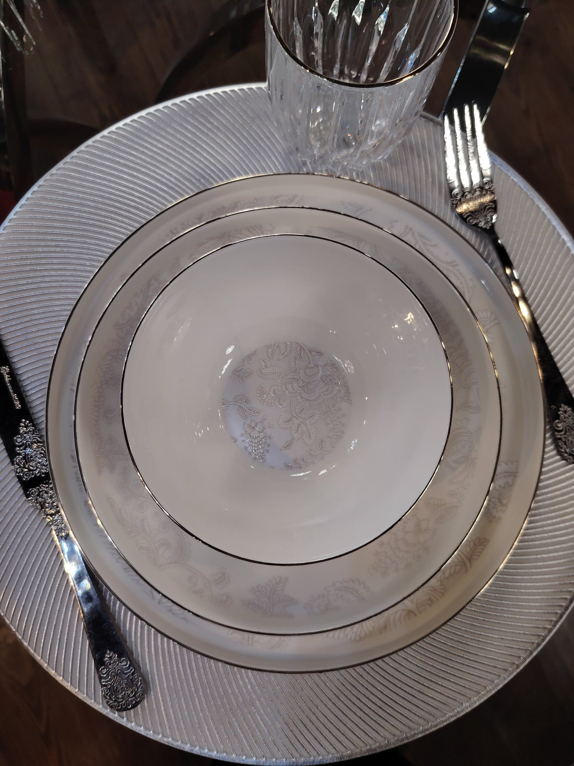 Service de table Prestige de HomeDeLuxe avec assiettes élégantes, verres et couverts, parfait pour les occasions spéciales.