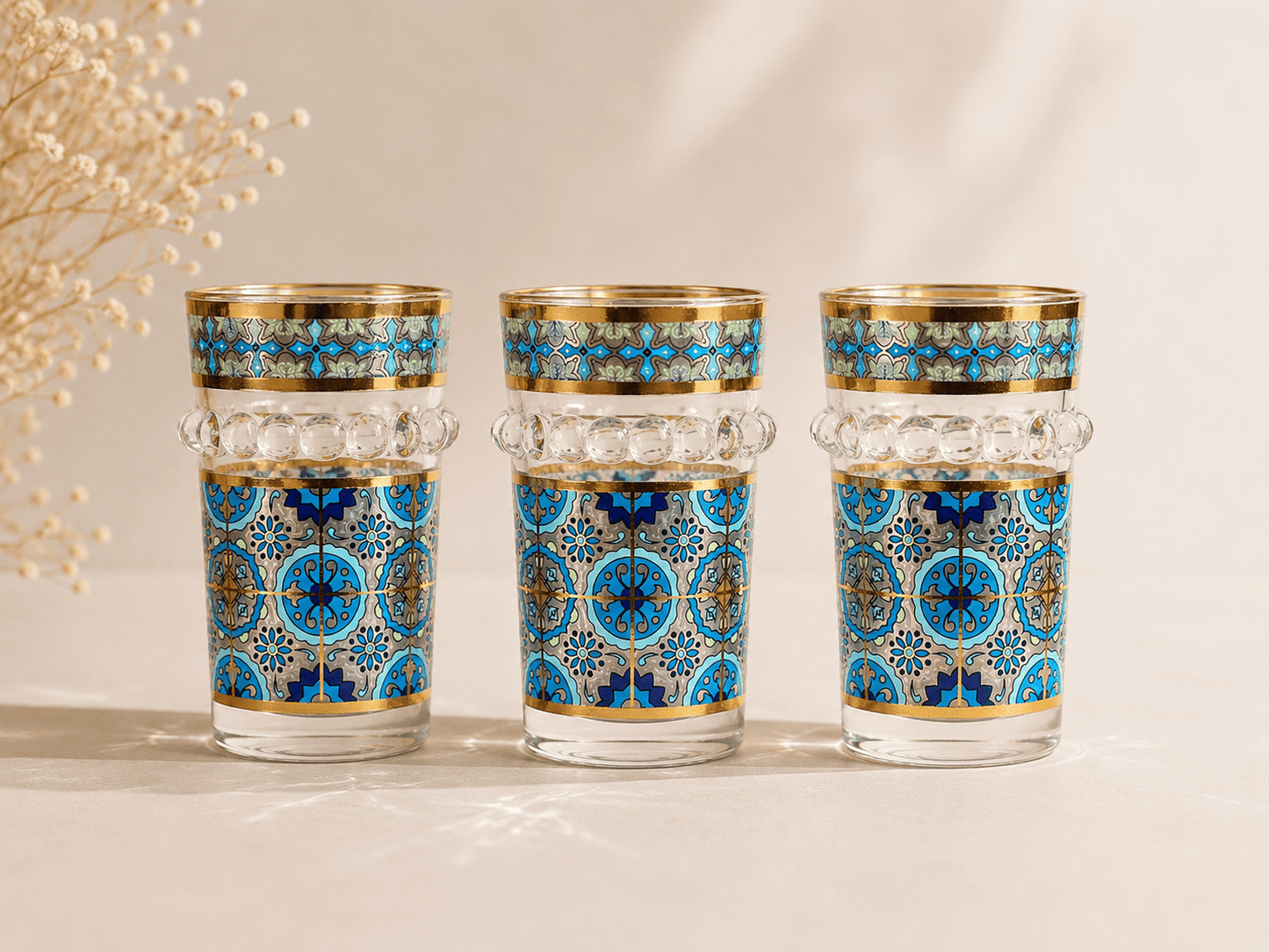 Douze verres à thé en verre transparent de la marque HomeDeLuxe, avec un design élégant et fin.