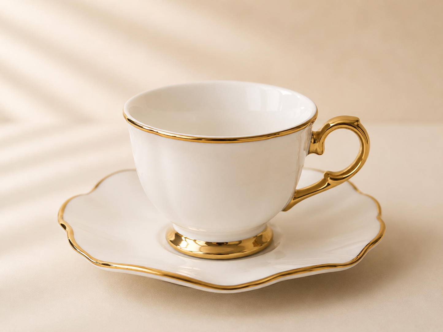 Six tasses & sous tasses liseré doré