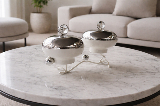 Présentoir deux étages en métal de marque HomeDeLuxe, avec surface en verre, idéal pour présentation ou décoration intérieure.