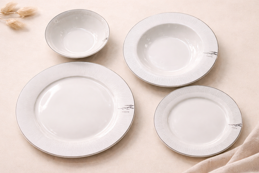 Service de table Royal de HomeDeLuxe avec assiettes, verres et couverts élégants pour une présentation sophistiquée.