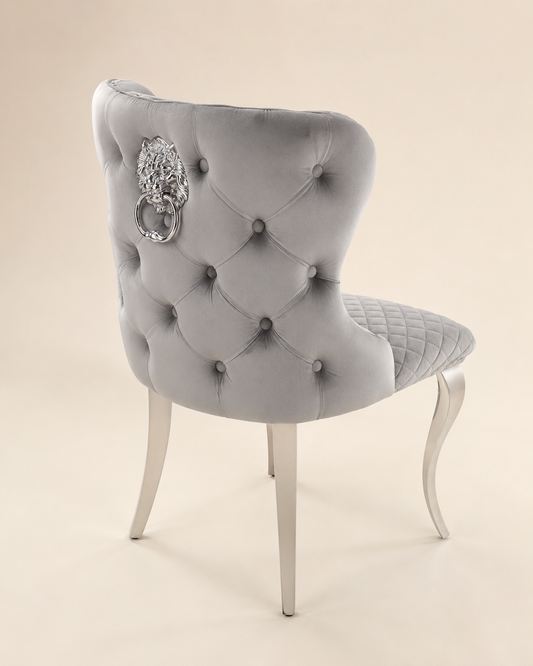 Chaise lion grise anthracite capitonnée de la marque HomeDeLuxe, avec dossier et assise rembourrés, style élégant et moderne.