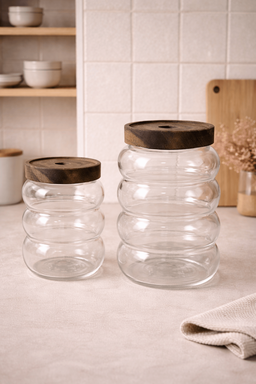 Grand bocal en verre HomeDeLuxe avec couvercle en verre transparent, parfait pour stockage alimentaire ou décoration.