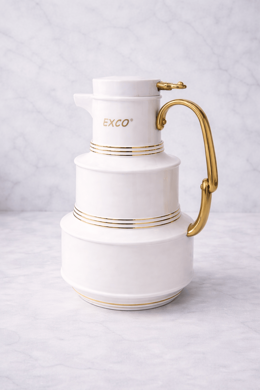 Thermos blanc mat de la marque HomeDeLuxe, élégant et résistant, avec bouchon hermétique visible dans l'image.
