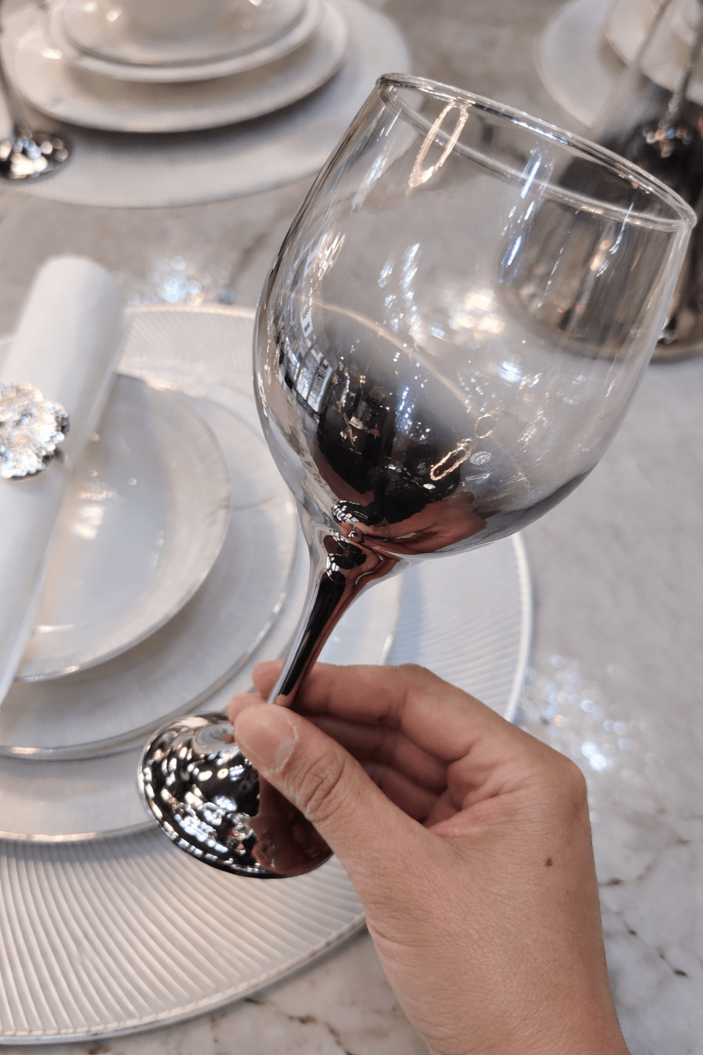 Carafe fumée et 6 verres à pied en verre pour boissons, design élégant, de la marque HomeDeLuxe.