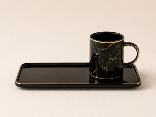 Duo de tasses et sous-tasses noires de la marque HomeDeLuxe, élégantes pour boissons chaudes ou froides.