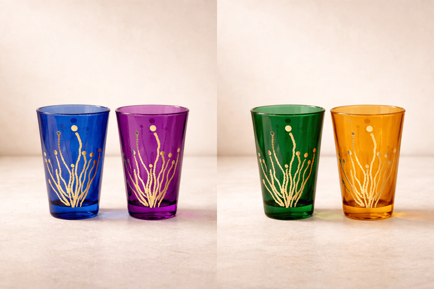 Douze verres à thé en verre transparent de la marque HomeDeLuxe, disposés sur une surface en bois.