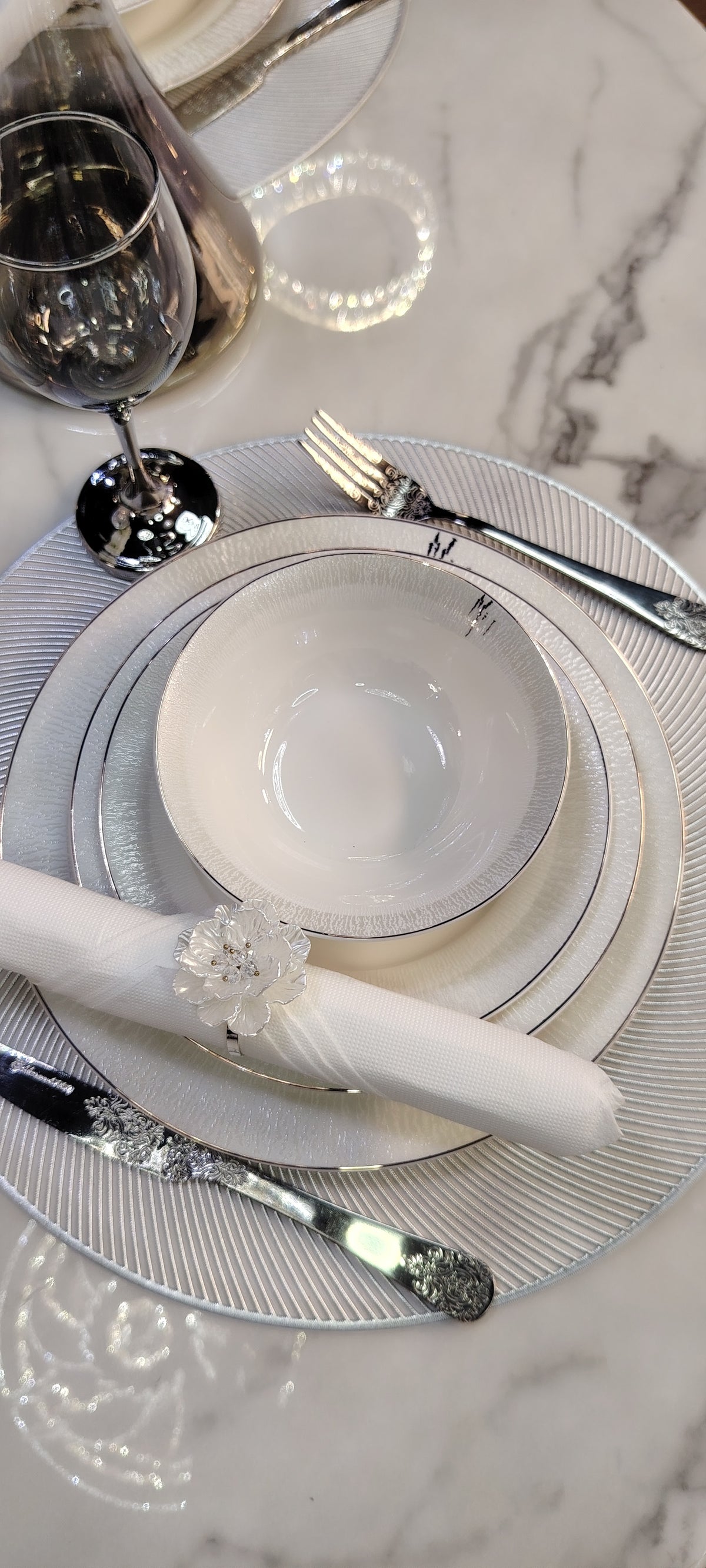 Service de table en argenté 24 pièces Royal de HomeDeLuxe, comprenant assiettes, couverts et ustensiles élégants.