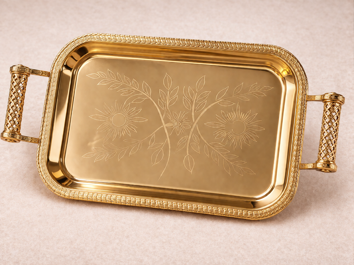 Plateau en bois avec motif floral pour décoration intérieure, de la marque HomeDeLuxe, vu de face avec détails floraux.