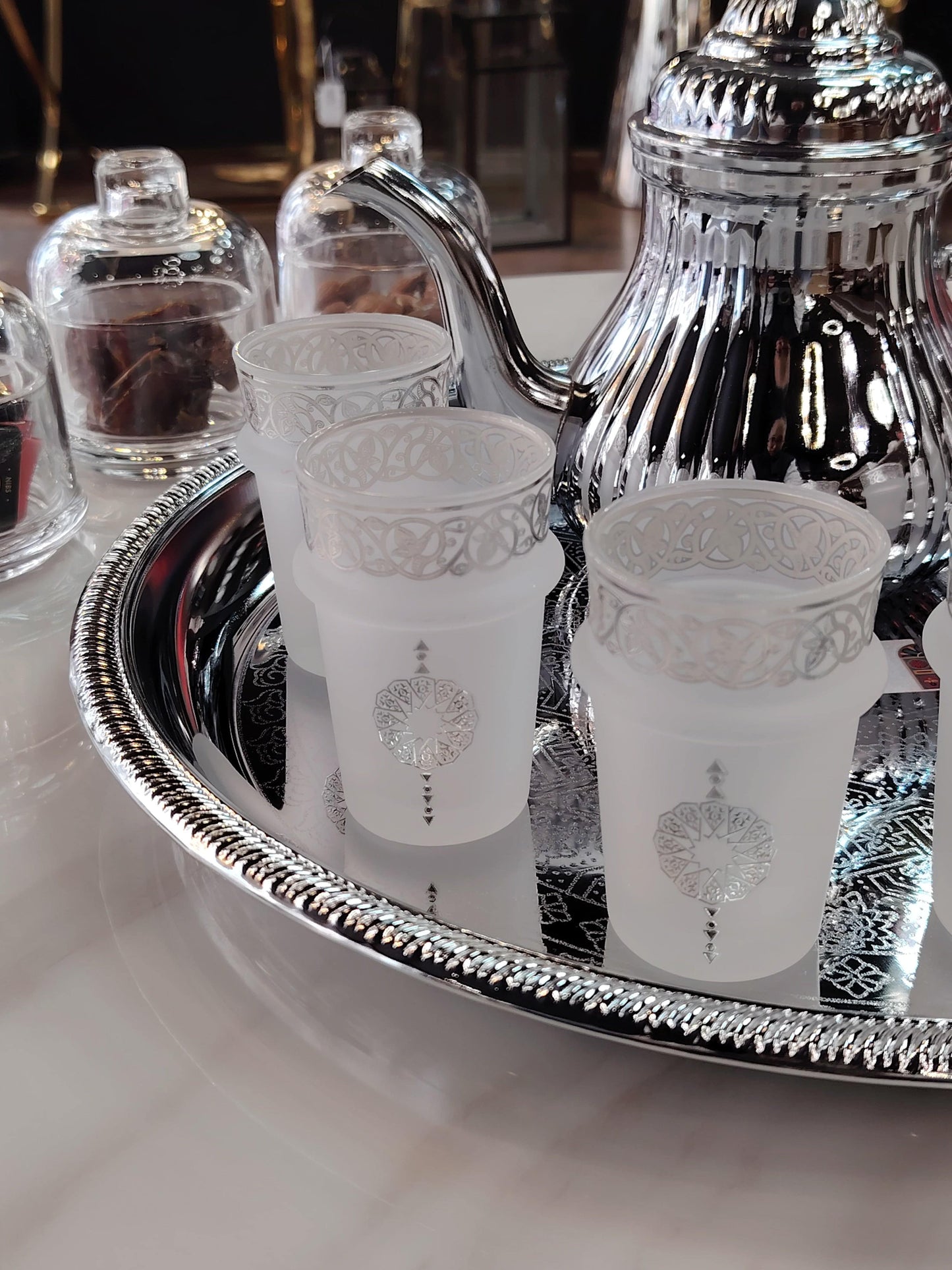 Douze verres à thé HomeDeLuxe Majestic Silver avec design élégant et transparent, parfaits pour servir du thé avec style.