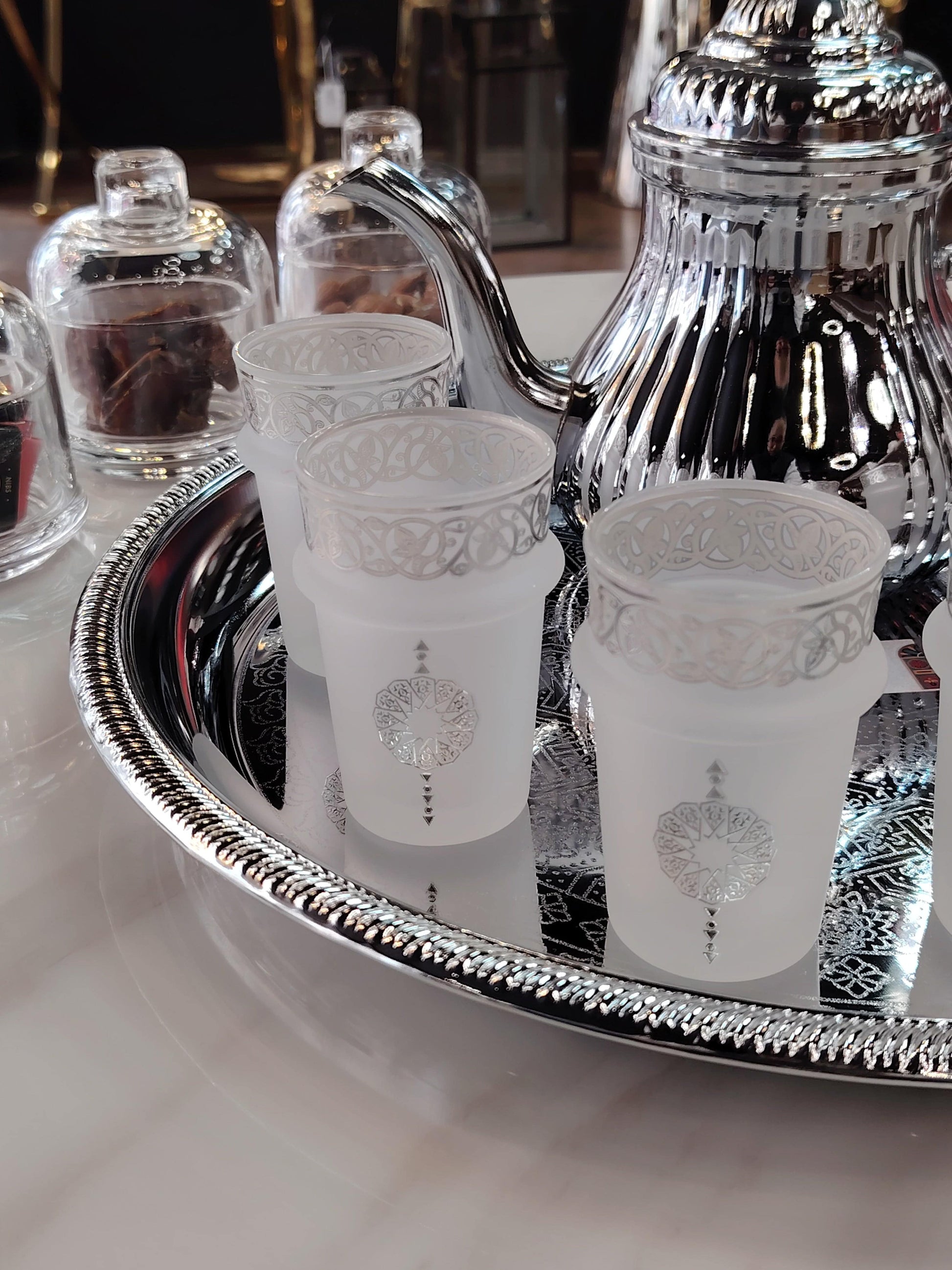 Douze verres à thé HomeDeLuxe Majestic Silver avec design élégant et transparent, parfaits pour servir du thé avec style.