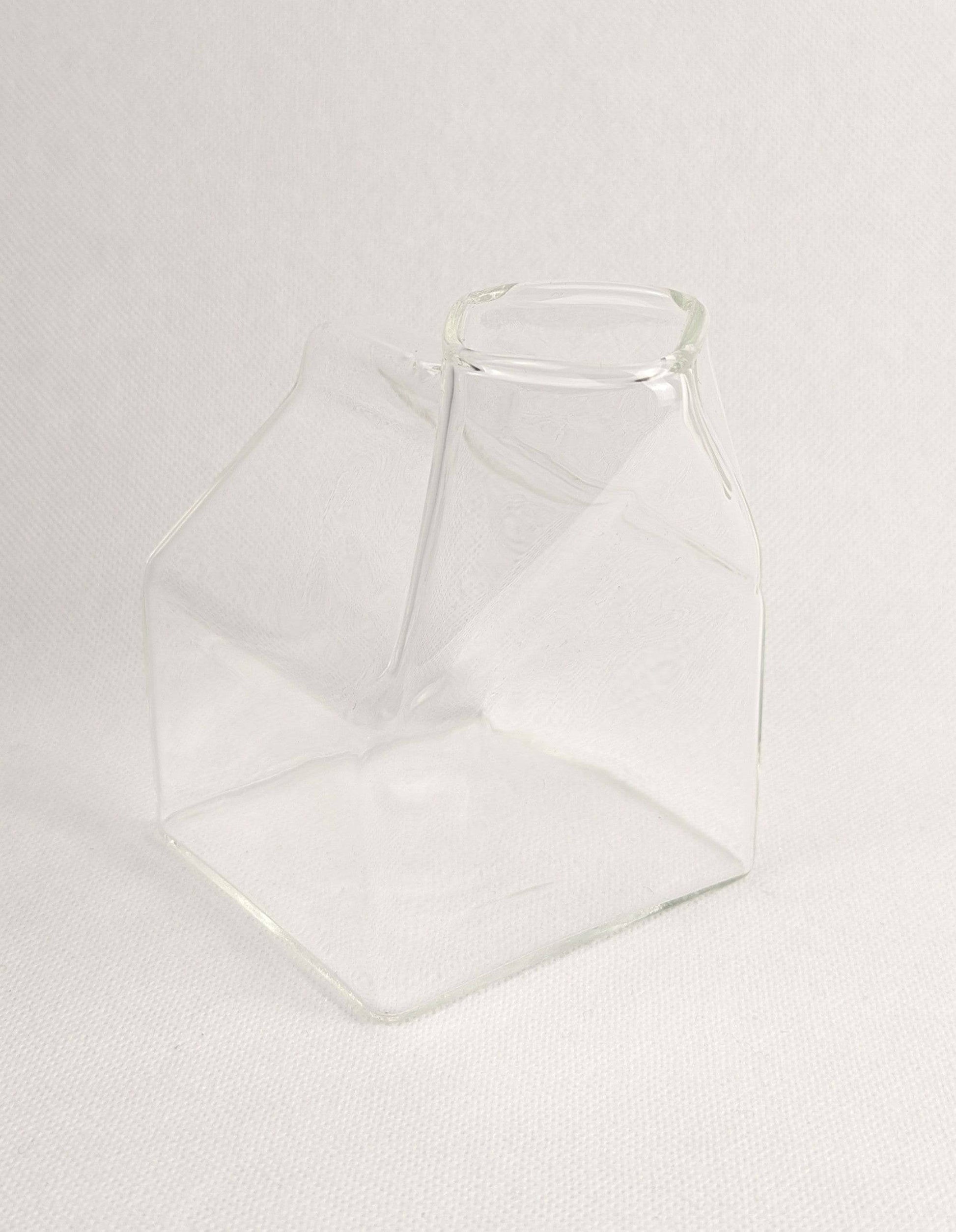 Brique de lait HomeDeLuxe, emballage en carton blanc avec étiquette, vue de face sur un fond neutre