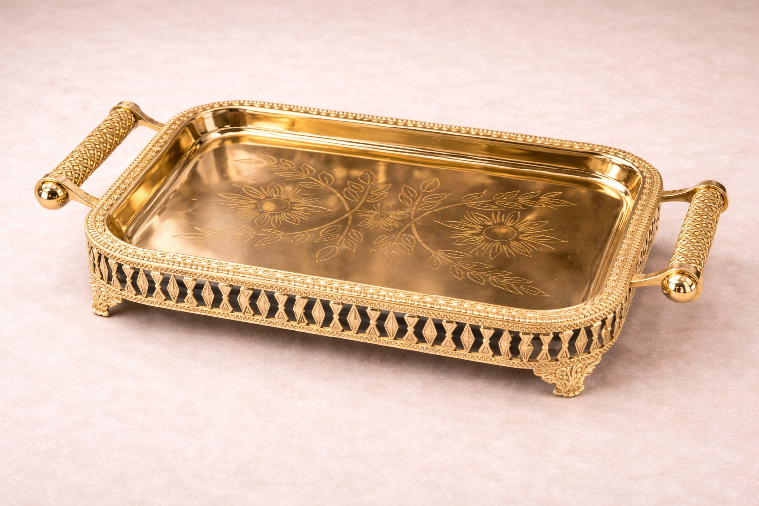 Plateau en bois avec motif floral, design élégant de la marque HomeDeLuxe, idéal pour la décoration ou le service.