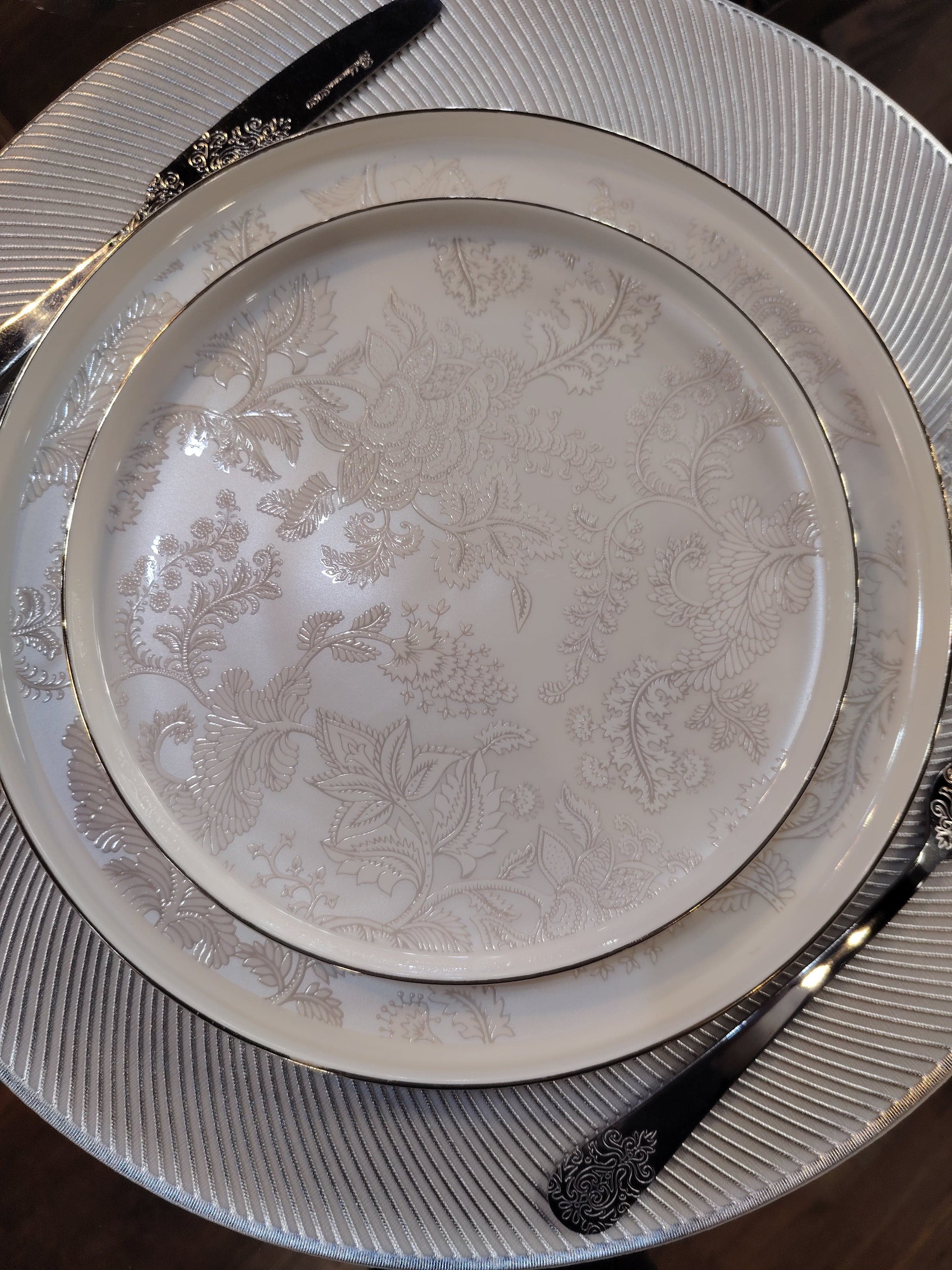 Service de table HomeDeLuxe Prestige avec assiettes, verres et couverts élégants pour repas sophistiqués.