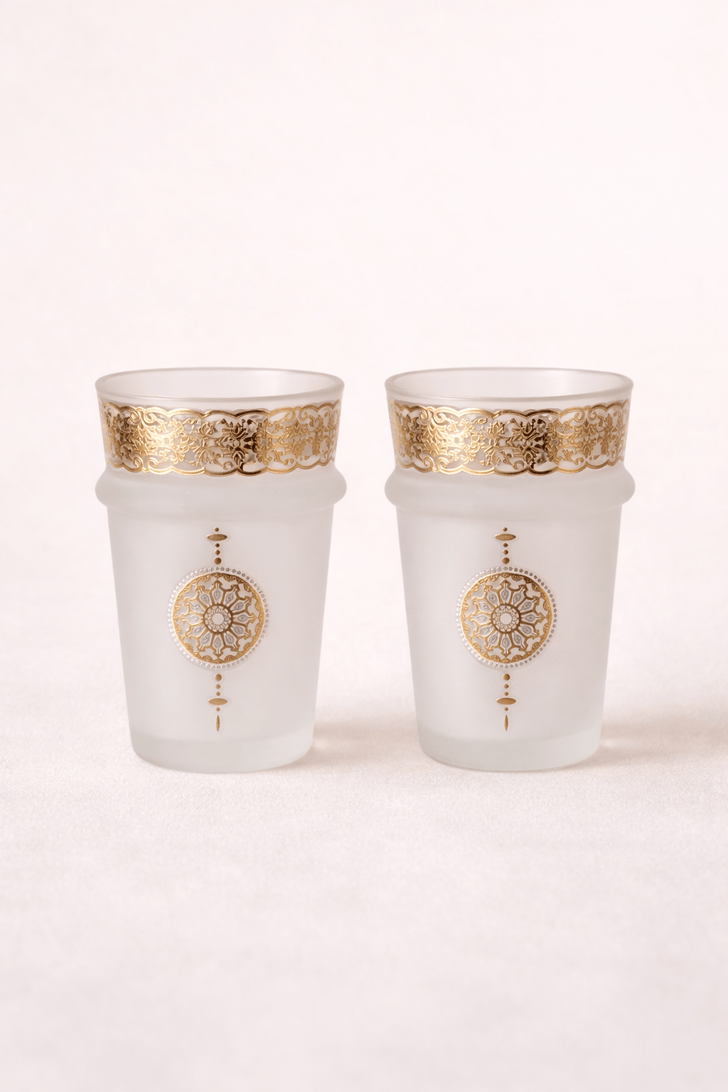 Douze verres à thé blanc mat aux motifs orientaux raffinés dorés - Home de Luxe France 