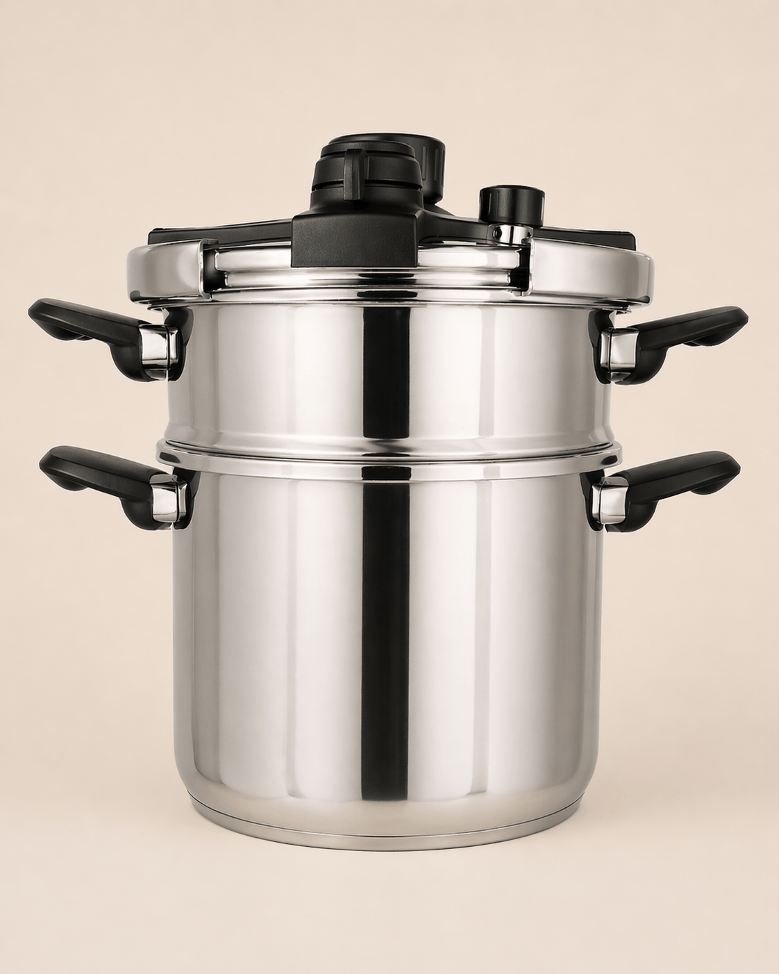 Cocotte minute HomeDeLuxe en acier inoxydable avec poignée, vue de face, illustration claire du produit de cuisine.