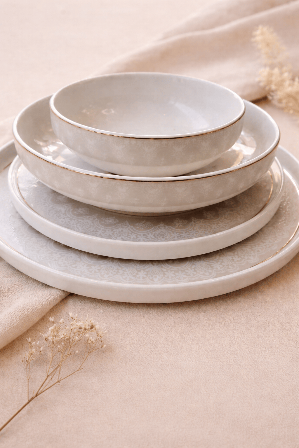 Service de table Allure de HomeDeLuxe avec assiettes élégantes et couverts, disposés sur une table pour un repas sophistiqué.