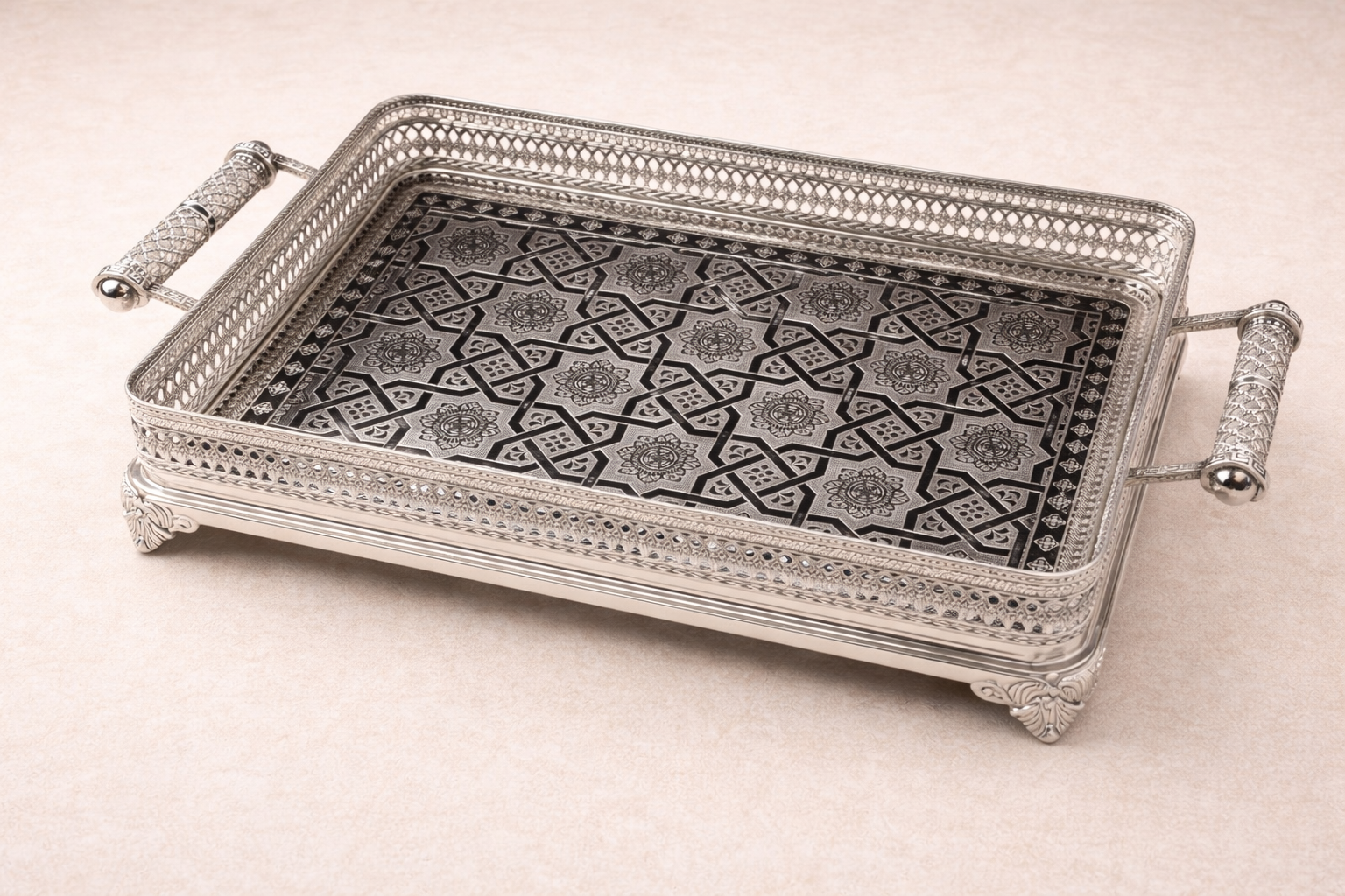 Plateau rectangulaire Fès en bois de HomeDeLuxe, avec motif traditionnel marocain visible sur la surface.