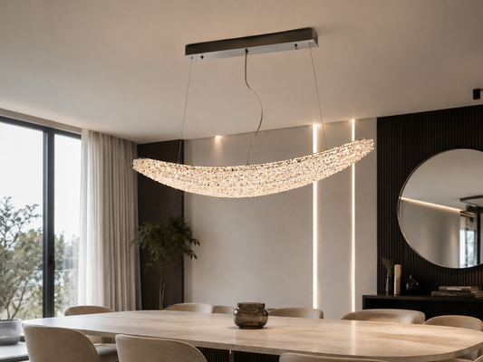 Lustre Luna en cristal argenté de HomeDeLuxe avec plusieurs branches suspendant des cristaux brillants, design élégant et moderne.