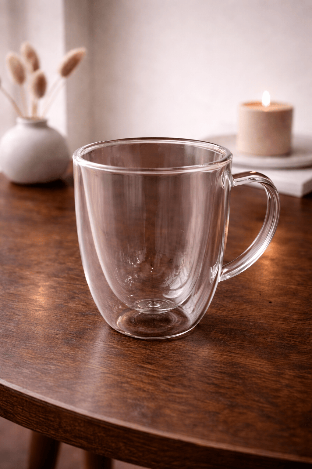 Duo de verres à vin en verre clair de la marque HomeDeLuxe, élégants et transparents, avec reflets lumineux.