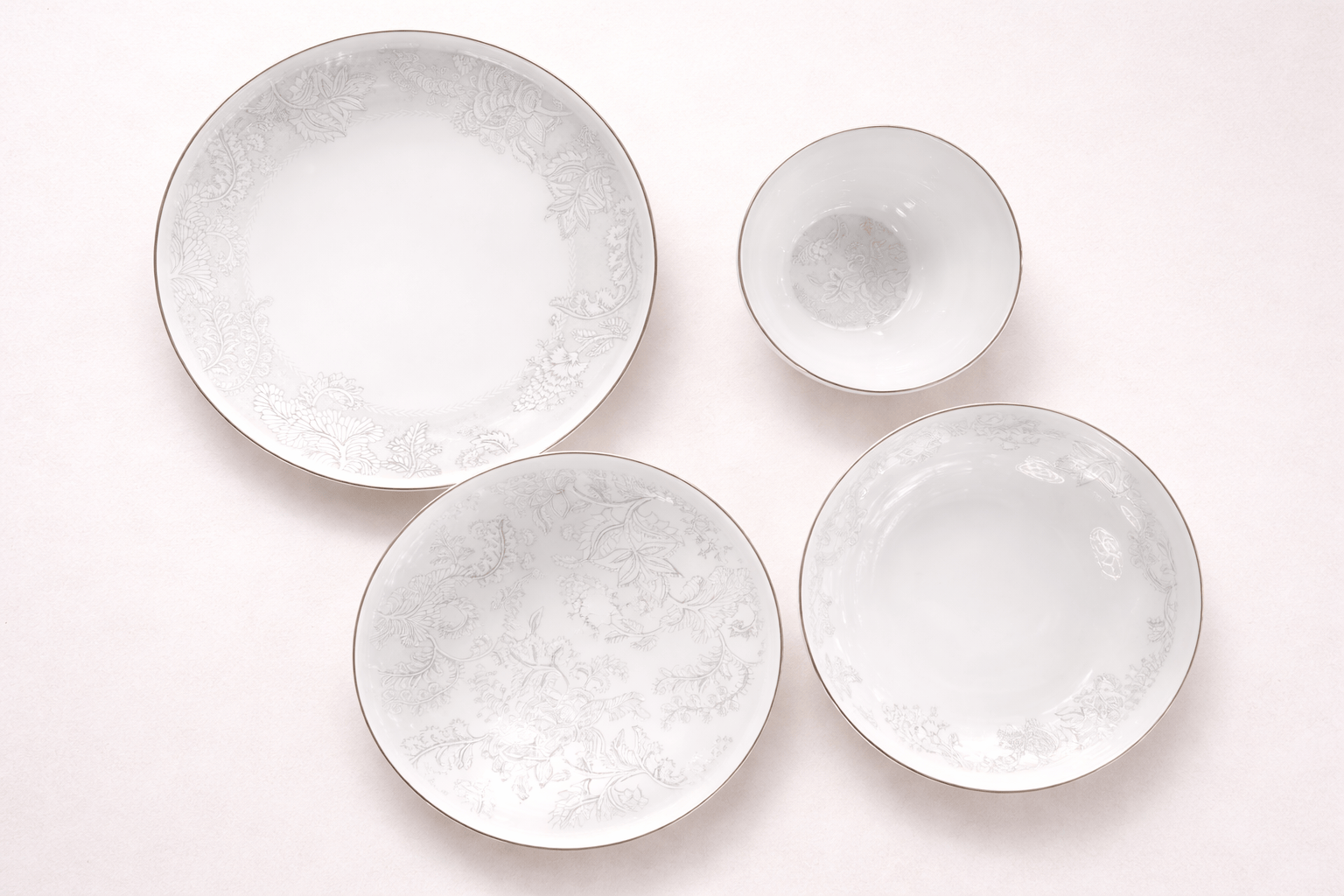 Service Prestige aux motifs floraux irisés avec liseré doré - Home de Luxe France 