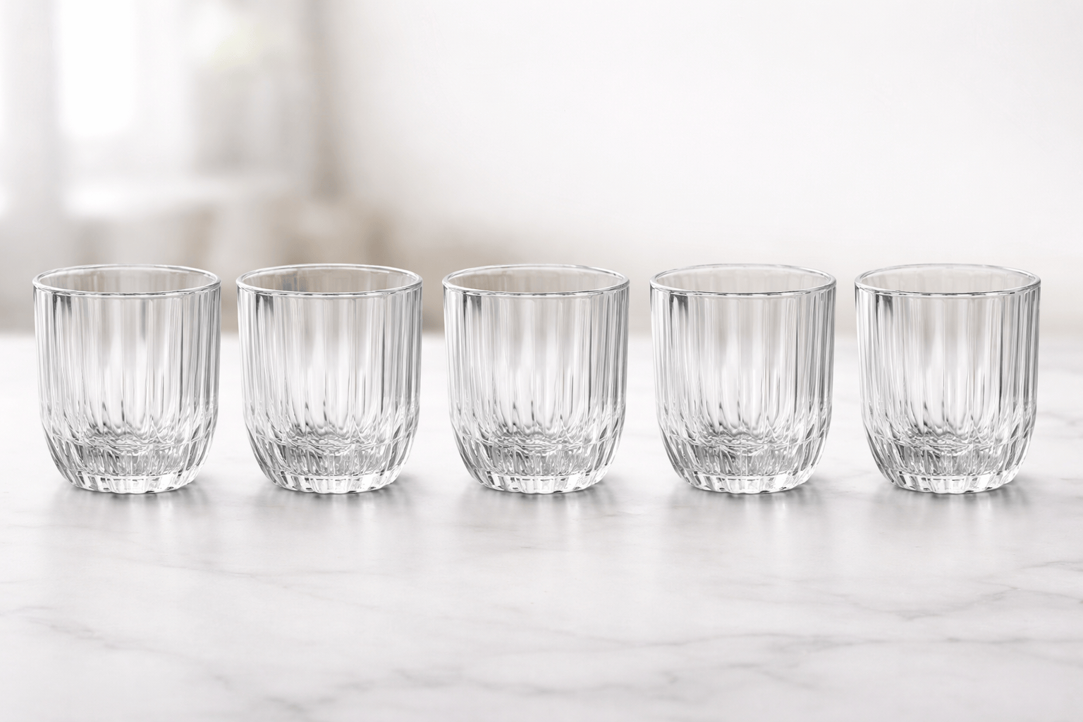 Verres Linea de la marque HomeDeLuxe, six verres élégants en verre transparent avec design moderne.