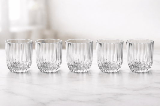 Verres Linea de la marque HomeDeLuxe, six verres élégants en verre transparent avec design moderne.