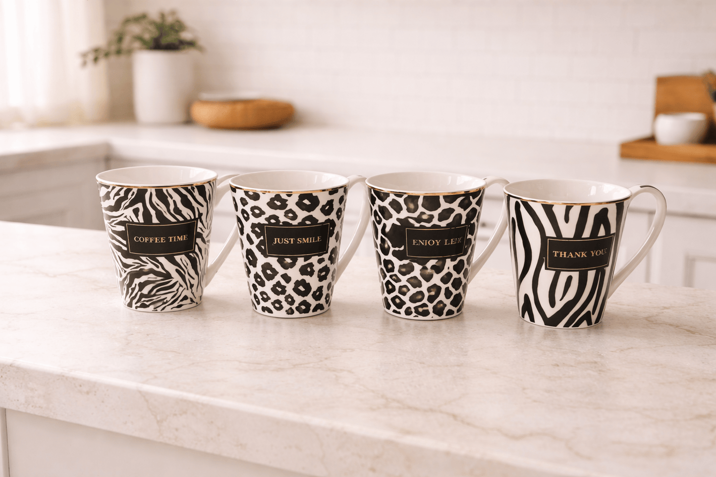 Lot de tasses Spirit de HomeDeLuxe avec motifs colorés, vues en gros plan sur la surface des mugs.